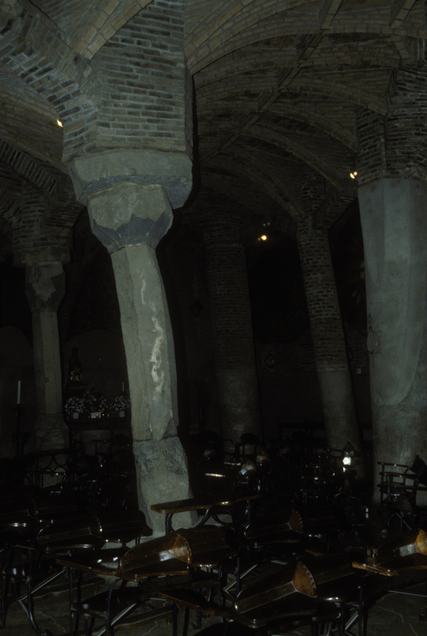 Cripta-della-Colonia-Guell-002