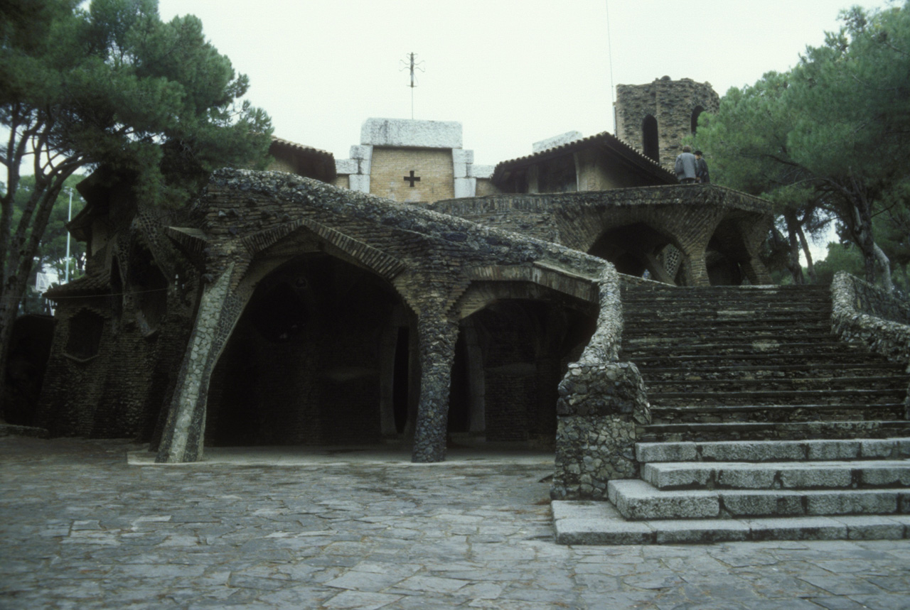 Cripta-della-Colonia-Guell-005