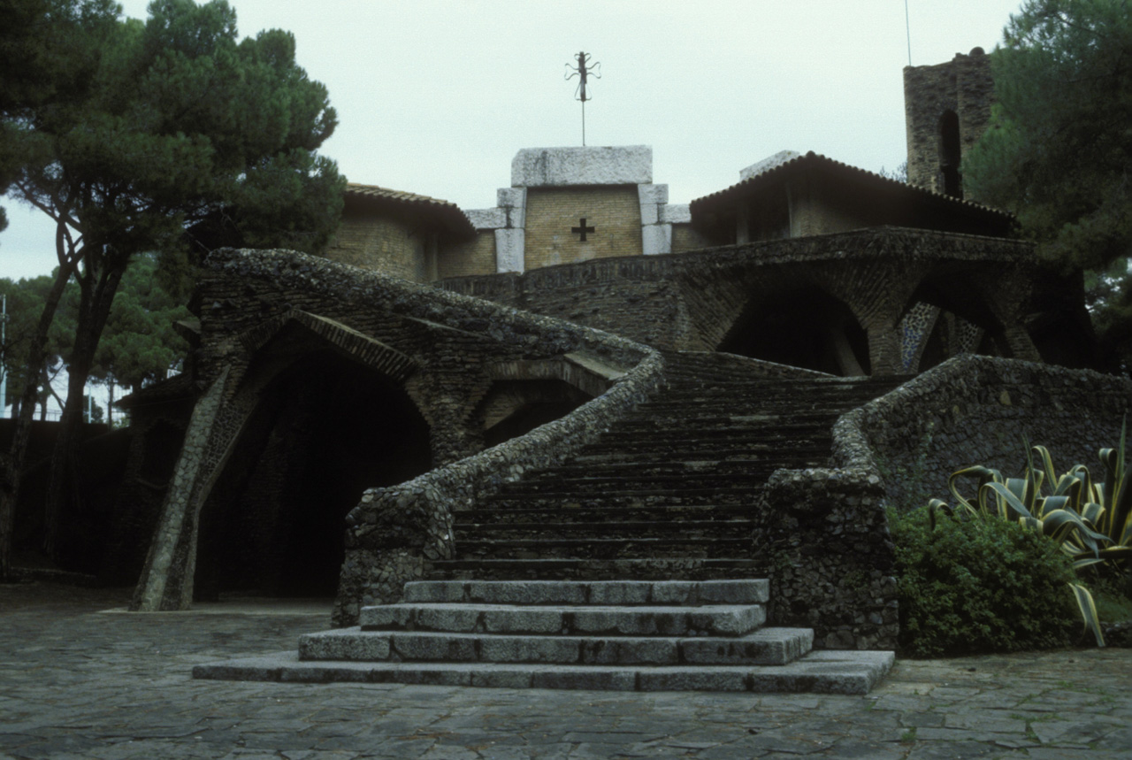 Cripta-della-Colonia-Guell-010